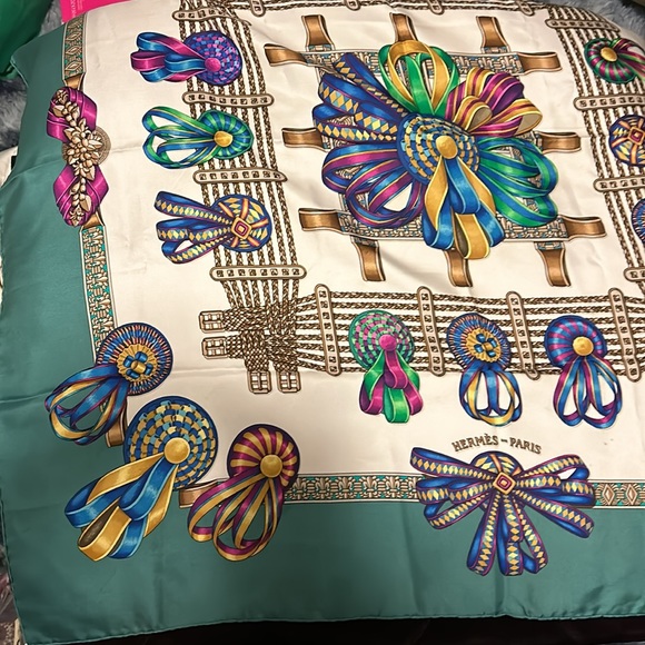 Authentic Hermès Carre 90 Scarf "LES RUBANS DU CHEVAL" Silk Green J7534 - Picture 8 of 14